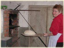 Bäuerin beim Brotbacken